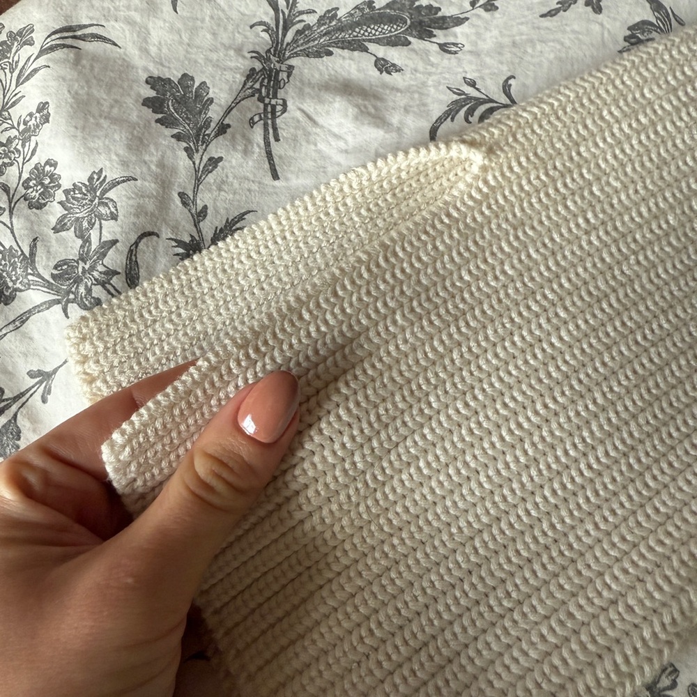 White Ribbed V-Neck Sweater - Picture 3 of 3